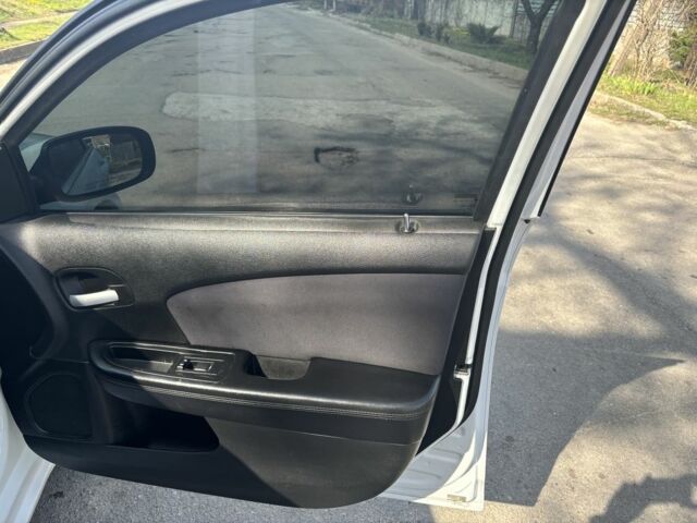 Белый Крайслер 200, объемом двигателя 2.4 л и пробегом 310 тыс. км за 5900 $, фото 15 на Automoto.ua