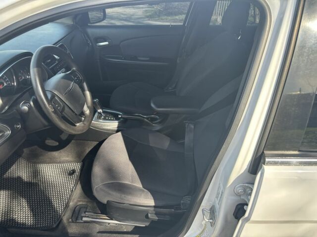 Белый Крайслер 200, объемом двигателя 2.4 л и пробегом 310 тыс. км за 5900 $, фото 9 на Automoto.ua