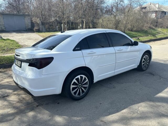 Белый Крайслер 200, объемом двигателя 2.4 л и пробегом 310 тыс. км за 5900 $, фото 3 на Automoto.ua