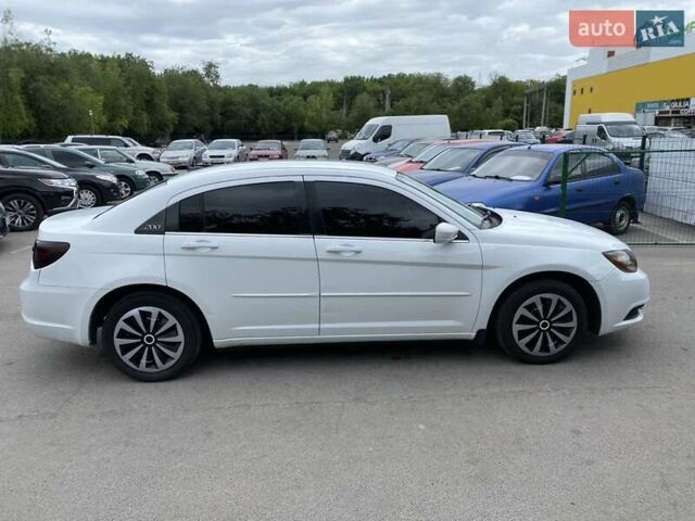 Білий Крайслер 200, об'ємом двигуна 2.36 л та пробігом 350 тис. км за 5600 $, фото 6 на Automoto.ua