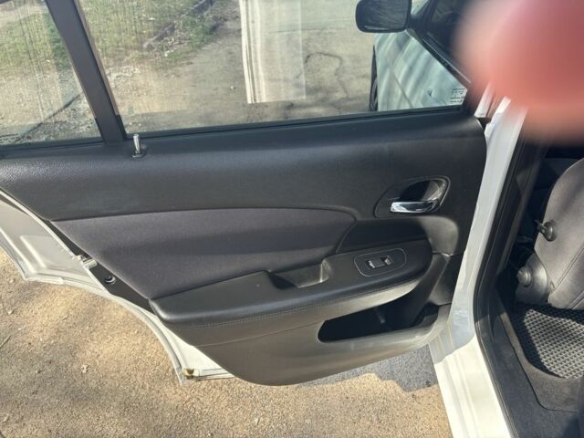 Белый Крайслер 200, объемом двигателя 2.4 л и пробегом 310 тыс. км за 5900 $, фото 10 на Automoto.ua