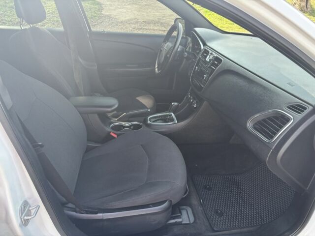 Белый Крайслер 200, объемом двигателя 2.4 л и пробегом 310 тыс. км за 5900 $, фото 16 на Automoto.ua