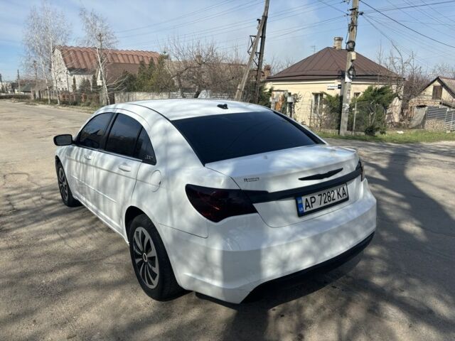 Белый Крайслер 200, объемом двигателя 2.4 л и пробегом 310 тыс. км за 5900 $, фото 6 на Automoto.ua