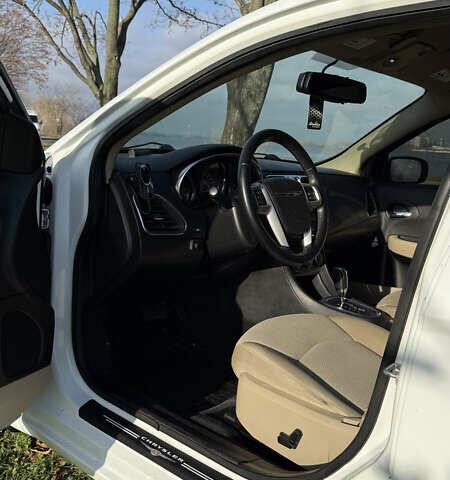 Белый Крайслер 200, объемом двигателя 2.36 л и пробегом 178 тыс. км за 6500 $, фото 15 на Automoto.ua