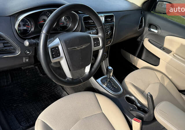 Белый Крайслер 200, объемом двигателя 2.36 л и пробегом 178 тыс. км за 6500 $, фото 17 на Automoto.ua