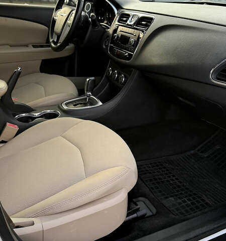 Белый Крайслер 200, объемом двигателя 2.36 л и пробегом 178 тыс. км за 6500 $, фото 22 на Automoto.ua