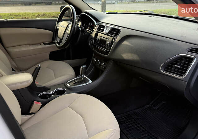 Белый Крайслер 200, объемом двигателя 2.36 л и пробегом 178 тыс. км за 6500 $, фото 19 на Automoto.ua