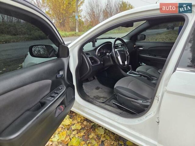 Белый Крайслер 200, объемом двигателя 2.36 л и пробегом 124 тыс. км за 9000 $, фото 3 на Automoto.ua