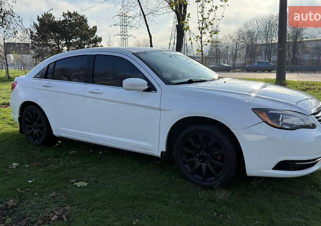 Белый Крайслер 200, объемом двигателя 2.36 л и пробегом 178 тыс. км за 6500 $, фото 8 на Automoto.ua