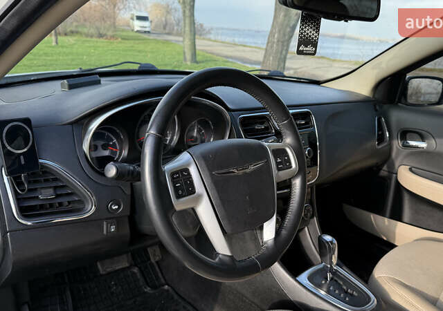 Белый Крайслер 200, объемом двигателя 2.36 л и пробегом 178 тыс. км за 6500 $, фото 16 на Automoto.ua