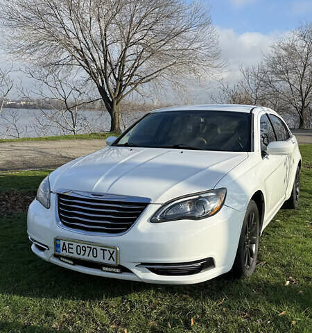 Белый Крайслер 200, объемом двигателя 2.36 л и пробегом 178 тыс. км за 6500 $, фото 6 на Automoto.ua