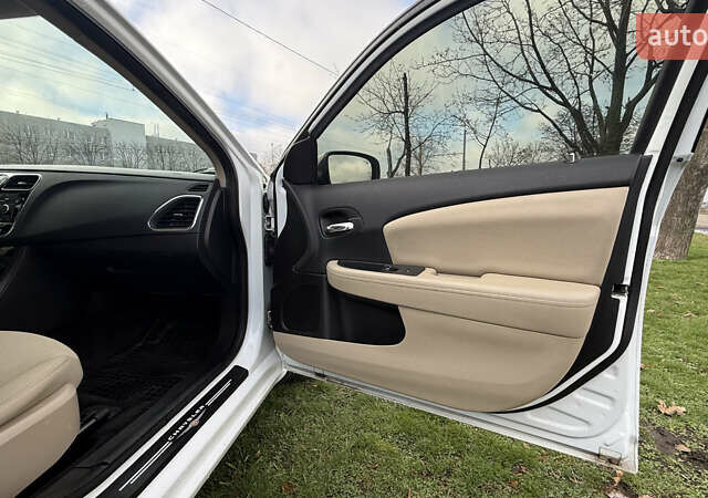 Белый Крайслер 200, объемом двигателя 2.36 л и пробегом 178 тыс. км за 6500 $, фото 29 на Automoto.ua