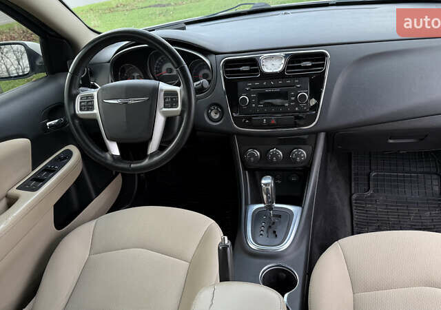 Белый Крайслер 200, объемом двигателя 2.36 л и пробегом 178 тыс. км за 6500 $, фото 32 на Automoto.ua