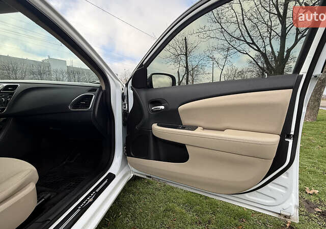 Белый Крайслер 200, объемом двигателя 2.36 л и пробегом 178 тыс. км за 6500 $, фото 4 на Automoto.ua