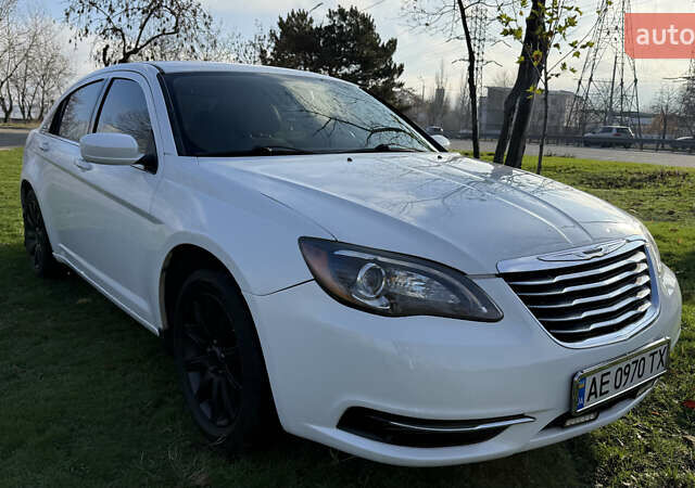 Белый Крайслер 200, объемом двигателя 2.36 л и пробегом 178 тыс. км за 6500 $, фото 9 на Automoto.ua