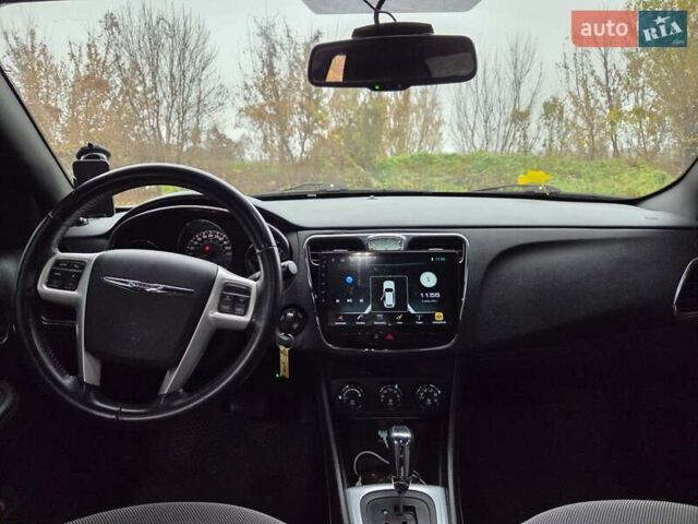 Белый Крайслер 200, объемом двигателя 2.36 л и пробегом 124 тыс. км за 9000 $, фото 4 на Automoto.ua