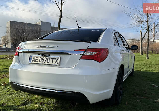 Белый Крайслер 200, объемом двигателя 2.36 л и пробегом 178 тыс. км за 6500 $, фото 38 на Automoto.ua