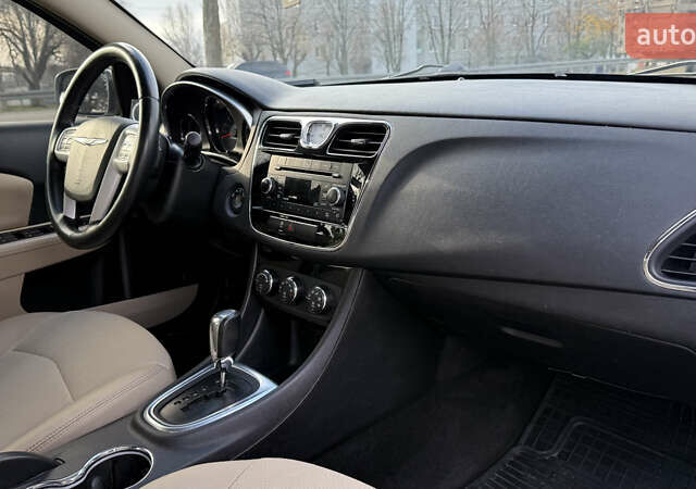 Белый Крайслер 200, объемом двигателя 2.36 л и пробегом 178 тыс. км за 6500 $, фото 24 на Automoto.ua