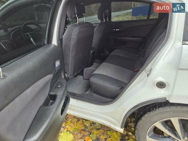 Белый Крайслер 200, объемом двигателя 2.36 л и пробегом 124 тыс. км за 9000 $, фото 2 на Automoto.ua