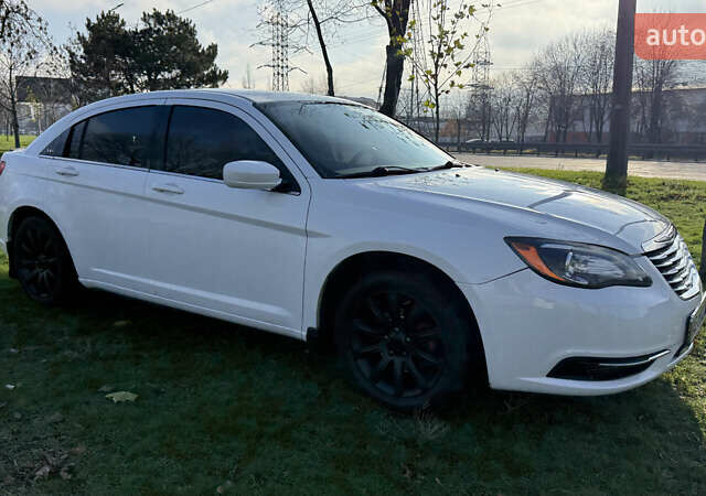 Белый Крайслер 200, объемом двигателя 2.36 л и пробегом 178 тыс. км за 6500 $, фото 1 на Automoto.ua