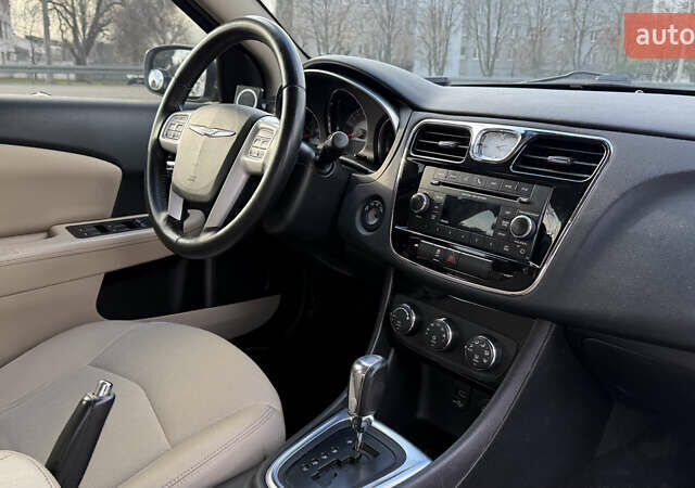 Белый Крайслер 200, объемом двигателя 2.36 л и пробегом 178 тыс. км за 6500 $, фото 25 на Automoto.ua