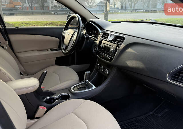 Белый Крайслер 200, объемом двигателя 2.36 л и пробегом 178 тыс. км за 6500 $, фото 20 на Automoto.ua