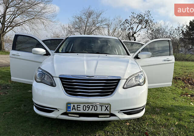 Белый Крайслер 200, объемом двигателя 2.36 л и пробегом 178 тыс. км за 6500 $, фото 2 на Automoto.ua
