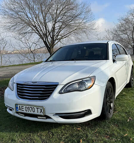Белый Крайслер 200, объемом двигателя 2.36 л и пробегом 178 тыс. км за 6500 $, фото 11 на Automoto.ua