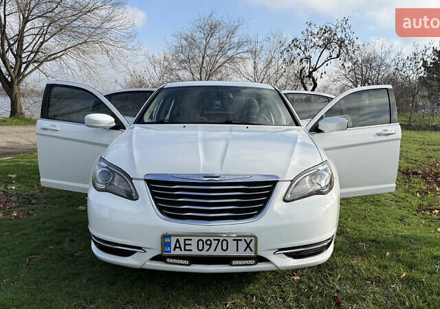 Белый Крайслер 200, объемом двигателя 2.36 л и пробегом 178 тыс. км за 6500 $, фото 18 на Automoto.ua