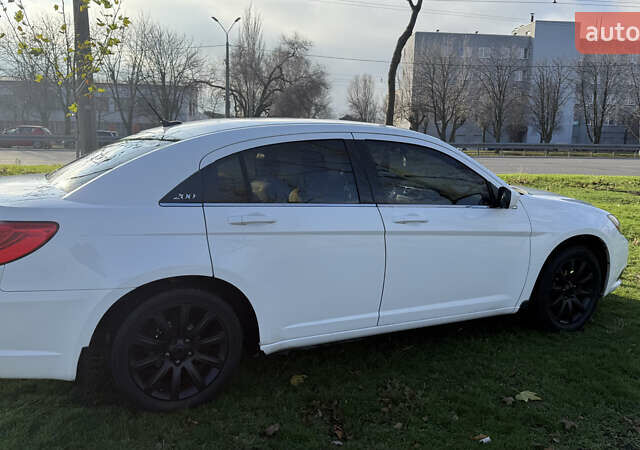 Белый Крайслер 200, объемом двигателя 2.36 л и пробегом 178 тыс. км за 6500 $, фото 7 на Automoto.ua