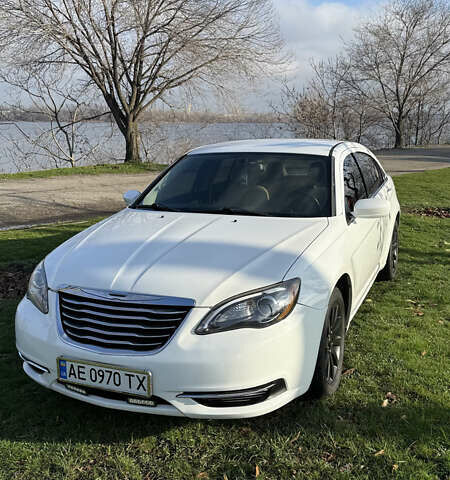 Белый Крайслер 200, объемом двигателя 2.36 л и пробегом 178 тыс. км за 6500 $, фото 5 на Automoto.ua