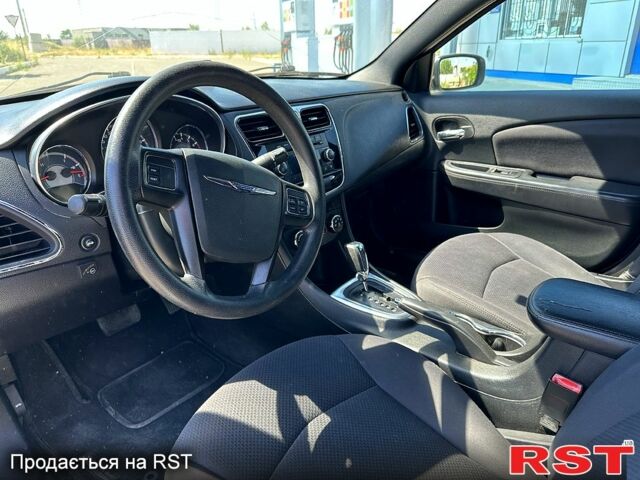 Білий Крайслер 200, об'ємом двигуна 2.4 л та пробігом 0 тис. км за 8000 $, фото 2 на Automoto.ua