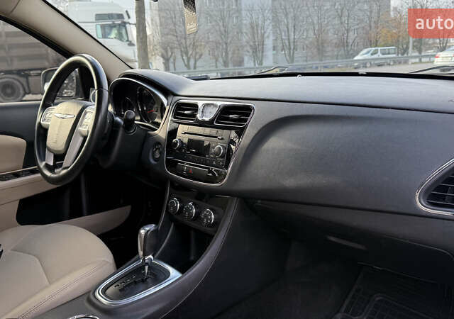 Белый Крайслер 200, объемом двигателя 2.36 л и пробегом 178 тыс. км за 6500 $, фото 23 на Automoto.ua