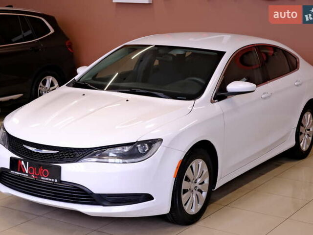 Белый Крайслер 200, объемом двигателя 2.4 л и пробегом 111 тыс. км за 8900 $, фото 2 на Automoto.ua