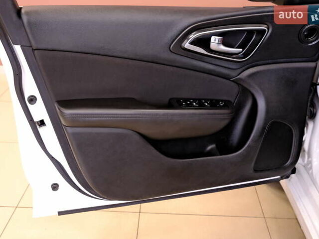 Белый Крайслер 200, объемом двигателя 2.4 л и пробегом 111 тыс. км за 8900 $, фото 24 на Automoto.ua