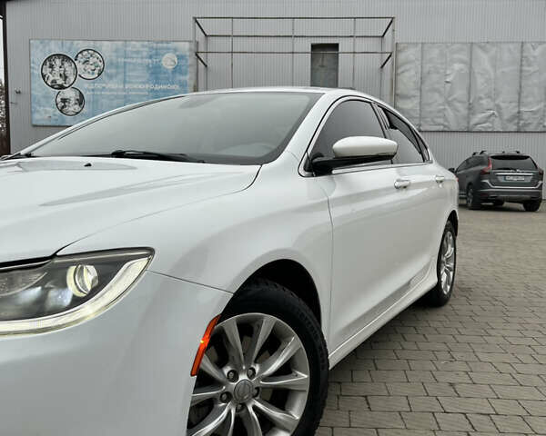 Белый Крайслер 200, объемом двигателя 2.36 л и пробегом 270 тыс. км за 8700 $, фото 2 на Automoto.ua