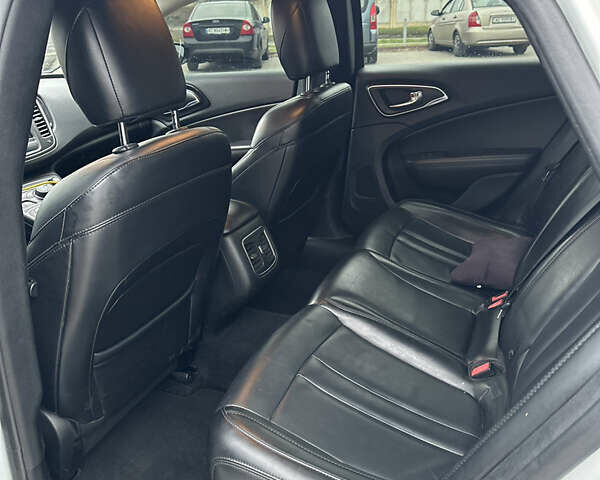 Белый Крайслер 200, объемом двигателя 2.36 л и пробегом 270 тыс. км за 8700 $, фото 11 на Automoto.ua