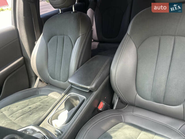 Белый Крайслер 200, объемом двигателя 2.4 л и пробегом 380 тыс. км за 9600 $, фото 7 на Automoto.ua