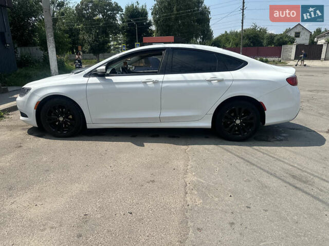 Белый Крайслер 200, объемом двигателя 2.4 л и пробегом 380 тыс. км за 9600 $, фото 4 на Automoto.ua