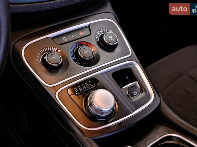 Белый Крайслер 200, объемом двигателя 2.4 л и пробегом 111 тыс. км за 8900 $, фото 15 на Automoto.ua