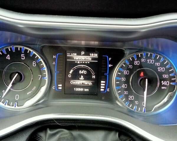 Белый Крайслер 200, объемом двигателя 2.4 л и пробегом 125 тыс. км за 11700 $, фото 5 на Automoto.ua