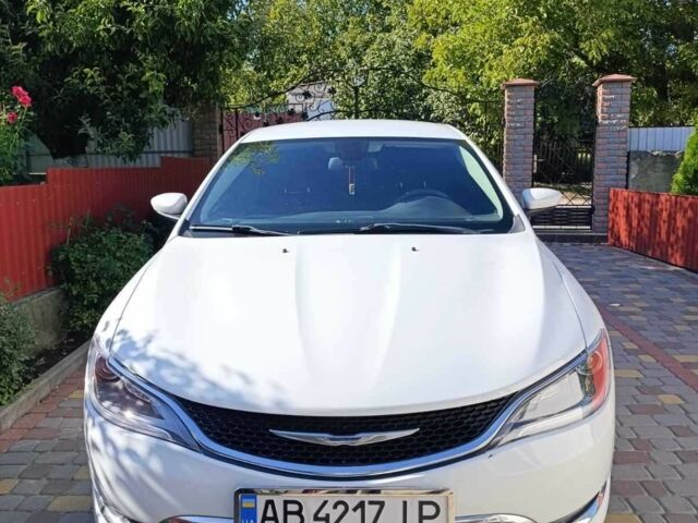 Белый Крайслер 200, объемом двигателя 2.4 л и пробегом 140 тыс. км за 10200 $, фото 3 на Automoto.ua