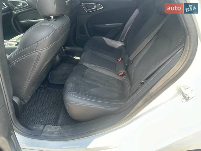 Белый Крайслер 200, объемом двигателя 2.4 л и пробегом 380 тыс. км за 9600 $, фото 8 на Automoto.ua