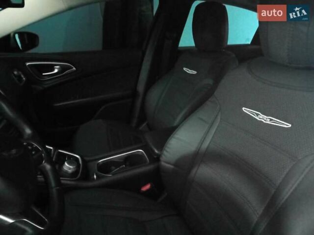 Белый Крайслер 200, объемом двигателя 2.4 л и пробегом 125 тыс. км за 11700 $, фото 13 на Automoto.ua