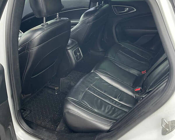 Белый Крайслер 200, объемом двигателя 2.36 л и пробегом 203 тыс. км за 8700 $, фото 7 на Automoto.ua