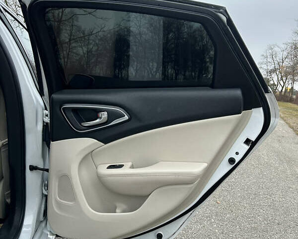 Белый Крайслер 200, объемом двигателя 2.36 л и пробегом 213 тыс. км за 11824 $, фото 11 на Automoto.ua