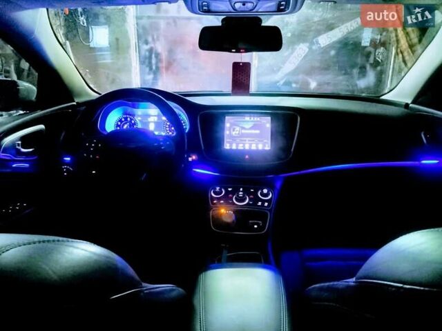 Белый Крайслер 200, объемом двигателя 2.36 л и пробегом 222 тыс. км за 9500 $, фото 3 на Automoto.ua