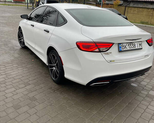 Белый Крайслер 200, объемом двигателя 2.36 л и пробегом 203 тыс. км за 8700 $, фото 2 на Automoto.ua