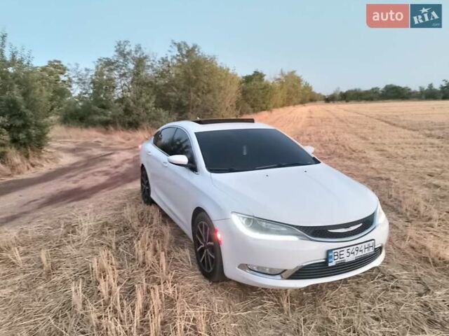 Белый Крайслер 200, объемом двигателя 2.36 л и пробегом 223 тыс. км за 10000 $, фото 1 на Automoto.ua