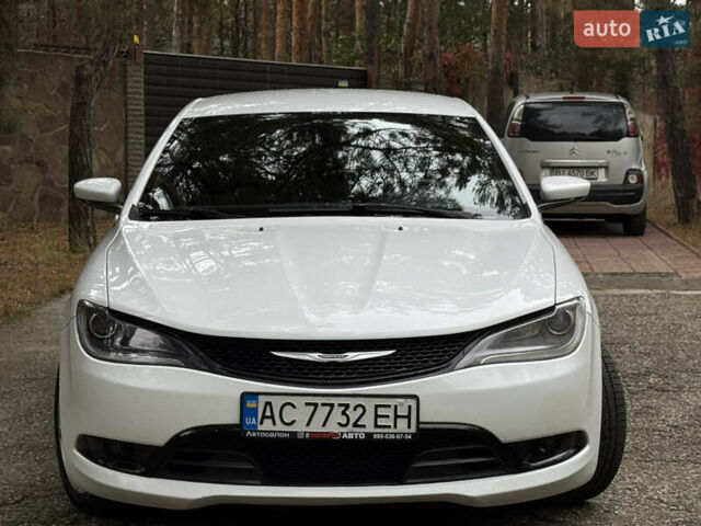 Белый Крайслер 200, объемом двигателя 2.36 л и пробегом 205 тыс. км за 8300 $, фото 1 на Automoto.ua